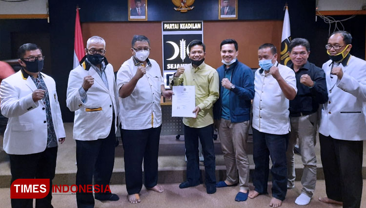 Cabup Bandung Dadang Supriatna menerima formulir B1.KWK dari Ketua DPW PKS Jabar Haru Suandaru di Sekretariat PKS Jabar, Jl Sukarno Hatta Bandung, Kamis (3/9/20) malam. (FOTO: Iwa/TIMES Indonesia)