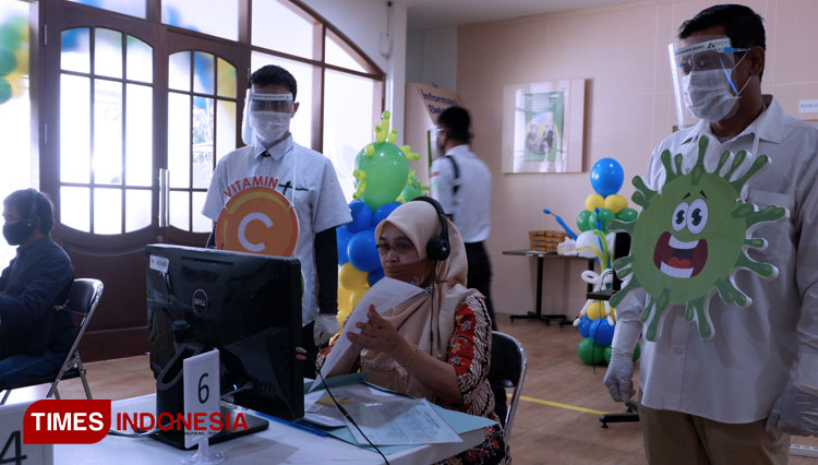 Petugas BPJAMSOSTEK Cabang Malang mengenakan atribut unik dalam peringatan Hari Pelanggan Nasional. (Foto: Naufal Ardiansyah/TIMES Indonesia)