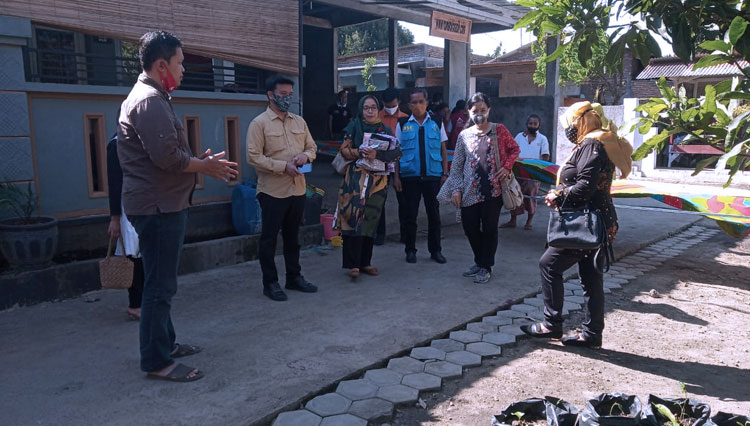 Pendiri Rumah Kinasih (paling kiri) menyambut Plt Kepala BBRSPDI Kartini di Temanggung (dua dari kiri) dalam kunjungan ke Rumah Kinasih di Desa Siraman Kecamatan Kesamben Kabupaten Blitar, Sabtu (5/9/2020). (Foto: Rumah Kinasih)