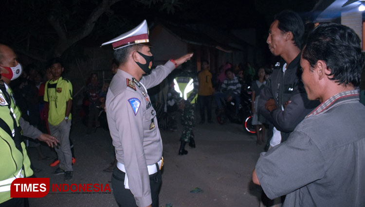 Anggota kepolisian Polres Bondowoso bersama TNI dan Satpol PP, saat membubarkan pertandingan Gobak Sodor (FOTO: Moh Bahri/TIMES Indonesia).