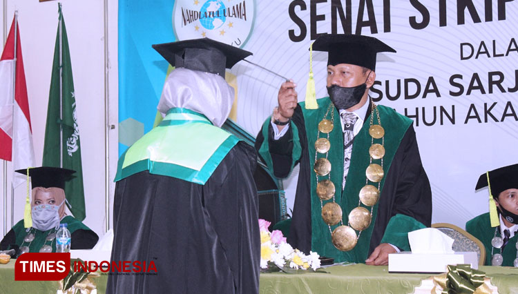 Prosesi wisuda mahasiswa Sekolah Tinggi Keguruan dan Ilmu Pendidikan Nahdatul Ulama (STKIP NU) Indramayu. (Foto: Nurhidayat/TIMES Indonesia)