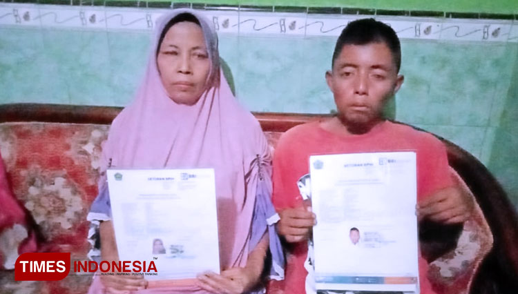 Atmina, bersama Slamet, menunjukkan surat setoran awal Ibadah Haji. (FOTO: Loetfy for TIMES Indonesia)