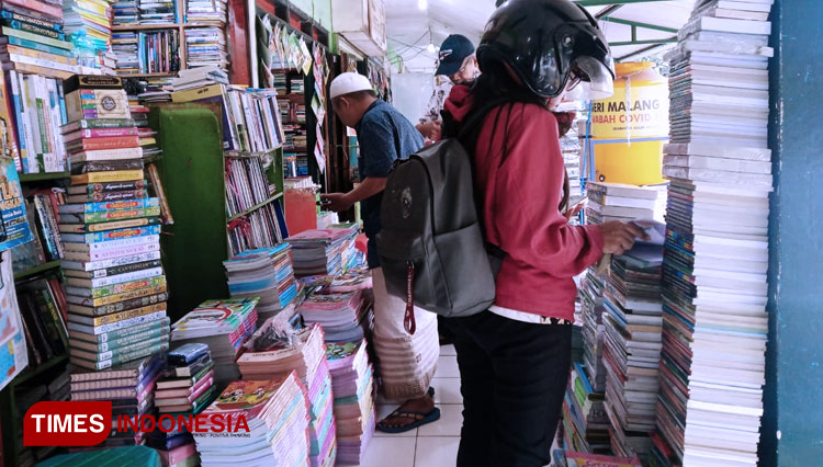 Beli Buku Murah Di Pasar Buku Wilis, Cara Asyik Menambah Pengetahuan Di ...