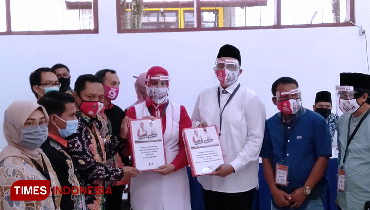 Pasangan Faida-Vian menyerahkan berkas pencalonan maju di Pilbup Jember kepada KPU Jember, Minggu (6/9/2020). (FOTO: Dody Bayu Prasetyo/TIMES Indonesia)
