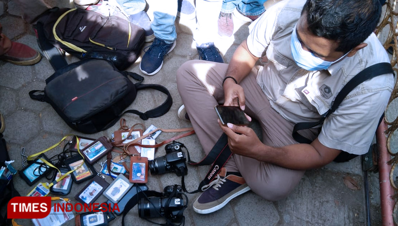 ID Card dan kamera para wartawan Indramayu yang dikumpulkan sebagai bentuk protes terhadap KPU Indramayu. (Foto: Muhamad Jupri/TIMES Indonesia)