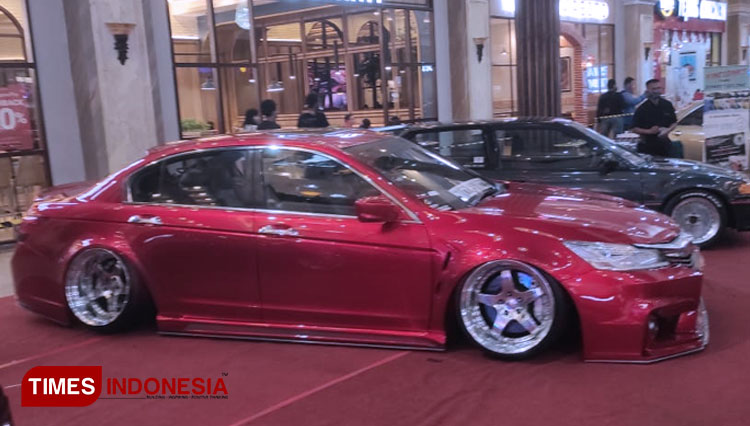 Pengunjung melihat pameran Kontes Modifikasi mobil Indonesia Automodified (IAM) hadir meramaikan di SCH. (FOTO: Hendro S. Baskoro/TIMES Indonesia)