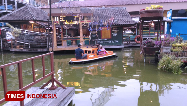 A vintage mini boat brings the visitors for a tour at floating market of Transport Museum, Batu, East Java. (PHOTO: Muhammad Dhani Rahman/TIMES Indonesia)