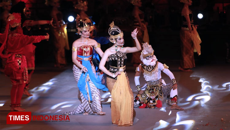 The actors dance on the stage as Sendratari Ramayana goes online. (PHOTO: Pramesti Mutiara/TIMES Indonesia)