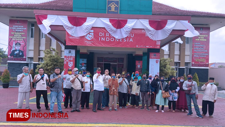 Warga Desa Mlarak, Kecamatan Mlarak, Kabupaten Ponorogo, Jawa Timur ketika ke kantor Kemenkum HAM untuk mengikuti sidang etik terhadap notaris Untung beberapa lalu. Pengacara warga, Surya Alam SH dan Mega Aprilia SH. (FOTO: Fajar Rianto/TIMES Indonesia)