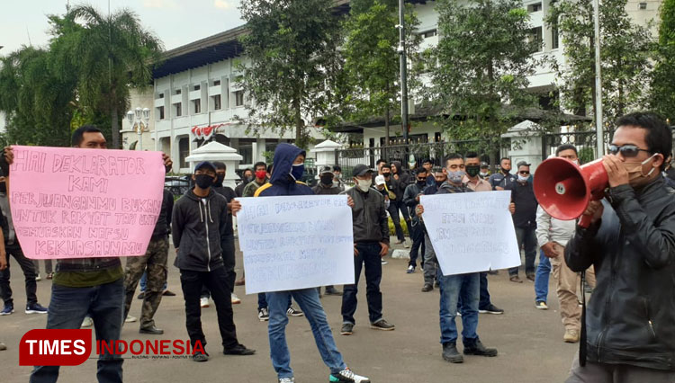 Aliansi Kita Indonesia menggelar demo tolak Deklarasi Aksi Menyelamatkan Indonesia (KAMI), di depan Gedung Sate, Kota Bandung, Senin (7/9/2020). (Foto: Iwa/TIMES Indonesia)