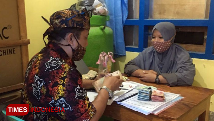 Tim penilai dari Dinas PMD Provinsi Jawa Timur melakukan penilaian lapang BUMDesa Barokah Makmur Desa Labuhan, Kecamatan Brondong, Senin, (7/9/2020). (Foto: Moch Nuril Huda/TIMES Indonesia)