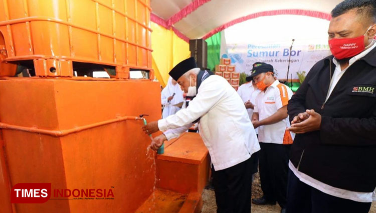 Bupati Malang HM Sanusi saat meresmikan sumur bor di Kalipare. (Foto : Humas Pemkab Malang for TIMES Indonesia)