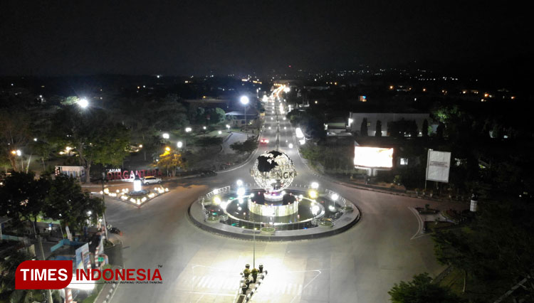 A crossroad in Majalengka with a huge globe patched at the center of it. (Photo: Iman Flez for TIMES Indonesia)