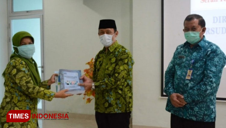 Wakil Direktur RSUD Sleman drg Senik Windyati M.Kes menyerahkan buku perjalanan kerja kepada dr Joko Hastaryo M.Kes. (FOTO: Fajar Rianto/TIMES Indonesia)
