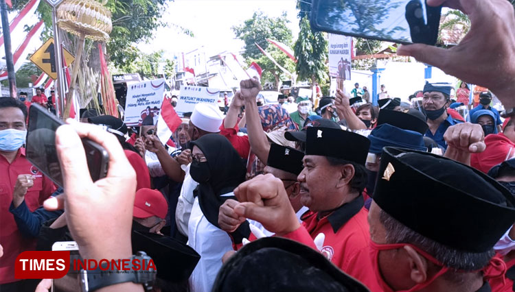 Massa simpatisan kerumuni kantor KPU Banyuwangi. (FOTO: Agung Sedana/ TIMES Indonesia)