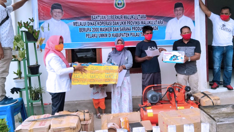 Kadis Koperasi dan UKM Wa Zaharia (kiri) menyerahkan bantuan kepada UMKM di Taliabu, Senin (7/9/2020). (FOTO: Dok Dinas Koperasi dan UKM)
