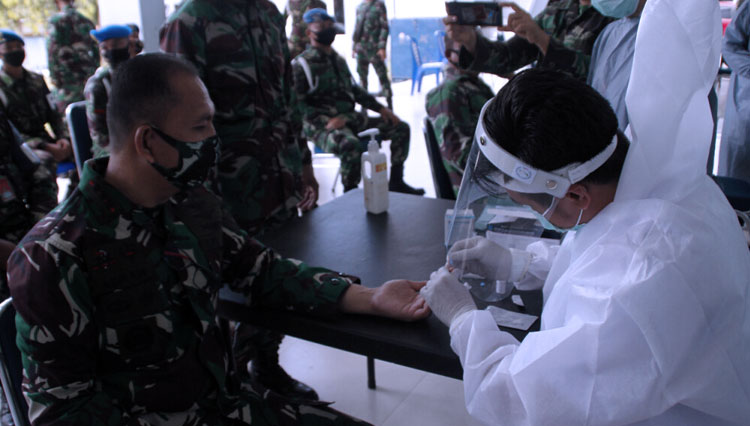 Komandan Lanud Sam Ratulangi Kolonel Pnb Abram Tumundo,Beserta Keluarga Besar TNI  AU Lanud Sam Ratulangi,Diambil Contoh Darahnya Untuk di Test (Rapid Test) di Mako (FOto: Lanud Sam Ratulangi Manado)