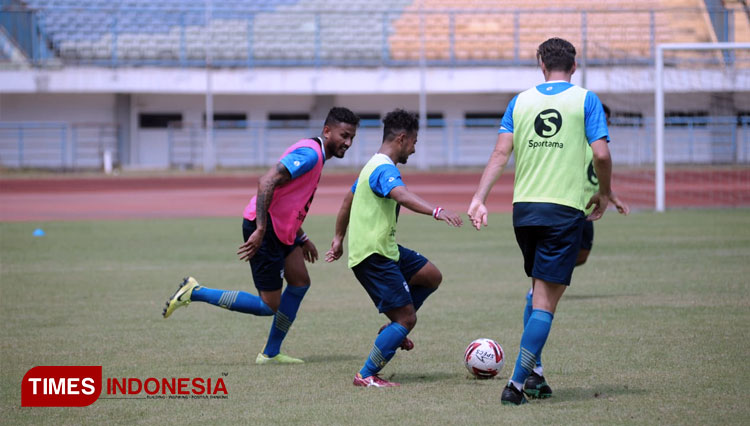 Latihan bersama Persib di Stadion GBLA, Bandung, Senin (7/9/2020). (FOTO: Erwin/TIMES Indonesia)
