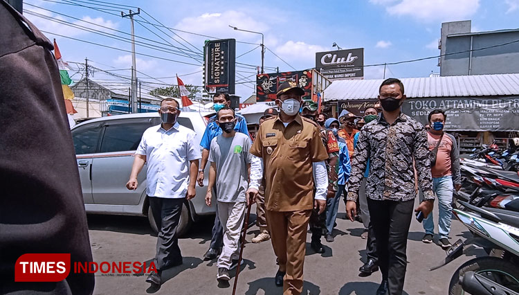 Wali Kota Cirebon Nashrudin Azis melakukan sidak masker di Pasar Perum Kota Cirebon (FOTO: Ayu Lestari/TIMES Indonesia) 