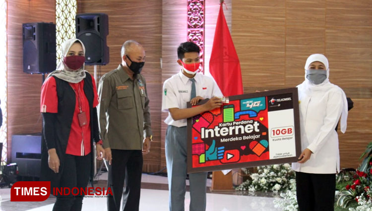 Penyerahan secara simbolis kuota internet Telkomsel 10GB kepada salah satu siswa (Foto : Inntan Wulandari / TIMES Indonesia)