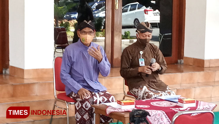 Sekda Bantul Helmi Jamharis (kiri) saat memberikan keterangan kepada media (Foto: Totok Hidayat/TIMES Indonesia)