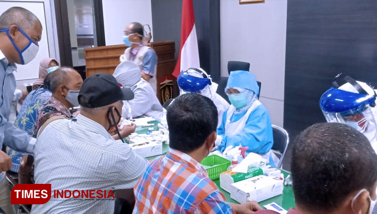 Petugas dinas kesehatan  melakukan rapid test terhadap  anggota dan staf sekretariat DPRD Ngawi (FOTO: Ardian Febri Tri H/TIMES Indonesia) 