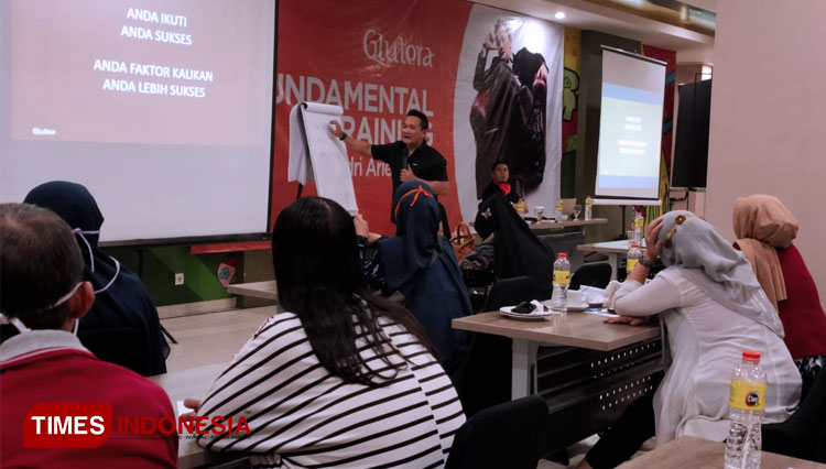 Maestro Glutera Indonesia Andri Ariestianto saat menyampaikan materi training fundamental untuk Gluver di Maxone Hotel, Minggu (6/9/2020). (FOTO: Glutera for TIMES Indonesia)