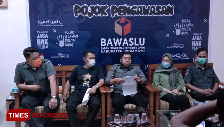 Bawaslu Kabupaten Indramayu saat memberikan keterangan pers. (FOTO: Muhamad Jupri/TIMES Indonesia)