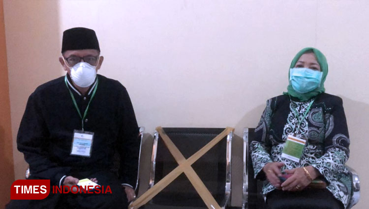 Hj Lathifah Shohib menunggu tes kesehatan di RSSA. (FOTO: Binar Gumilang / TIMES Indonesia)