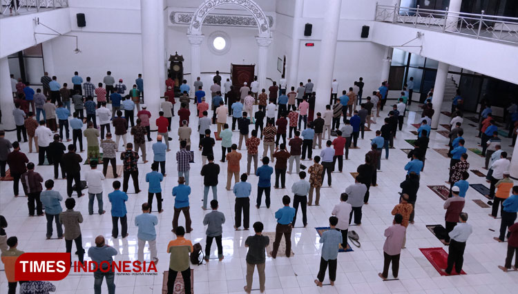 Pelaksanaan salat ghoib di Masjid UMM. (FOTO: Naufal Ardiansyah/TIMES Indonesia)