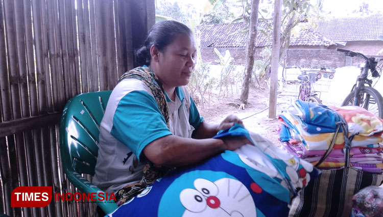 Siti, Saat melakukan servis kasur dan bantal di sebuah rumah edy susanto warga Kecamatan Arjosari. (Foto: Edy Susanto For TIMES Indonesia)
