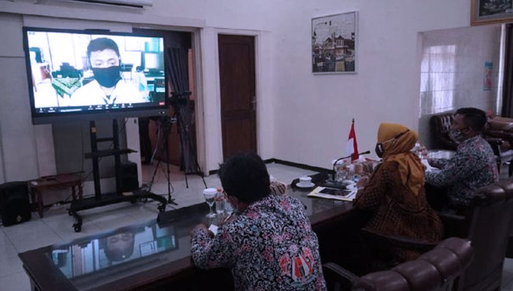 Ning Ita Wali Kota Mojokerto saat memberikan pembelajaran daring kepada siswa SMP di di Rumah Rakyat Hayam Wuruk 50, Magersari, Mojokerto (Foto : Pemkot Mojokerto).