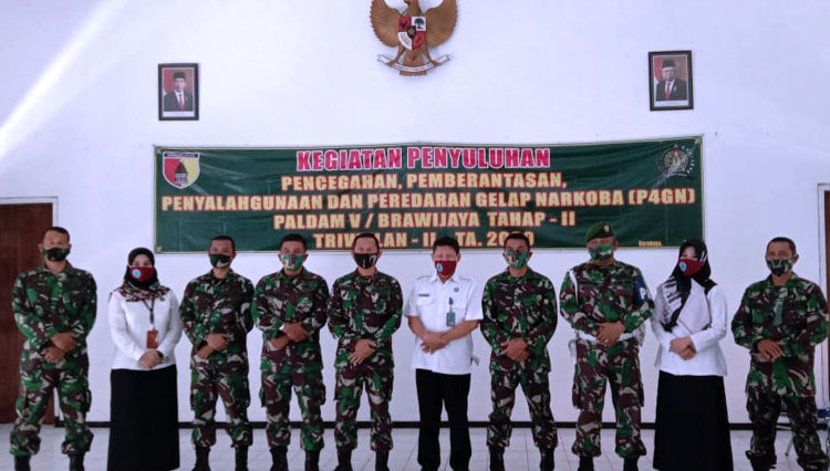 BNNK Surabaya memberikan penyuluhan bahaya Narkoba kepada prajurit TNI AD di Paldam V Brawijaya, Selasa (8/9/2020). (FOTO: BNNK Surabaya)