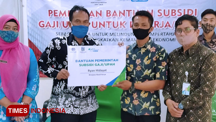 Penyerahan BSU yang dilakukan secara simbolis di Kantor Cabang Perwakilan BPJS Ketenagakerjaan Lamongan, Selasa (8/9/2020). (Foto: MFA Rohmatillah/TIMES Indonesia)