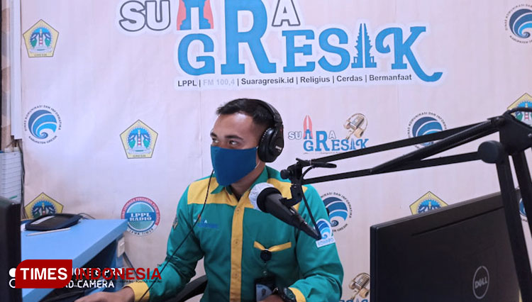 Penyiar radio Suara Gresik saat melakukan siaran di studio yang ada di kompleks Kantor Dinas Komunikasi dan Informatika Gresik (FOTO: Akmal/TIMES Indonesia).
