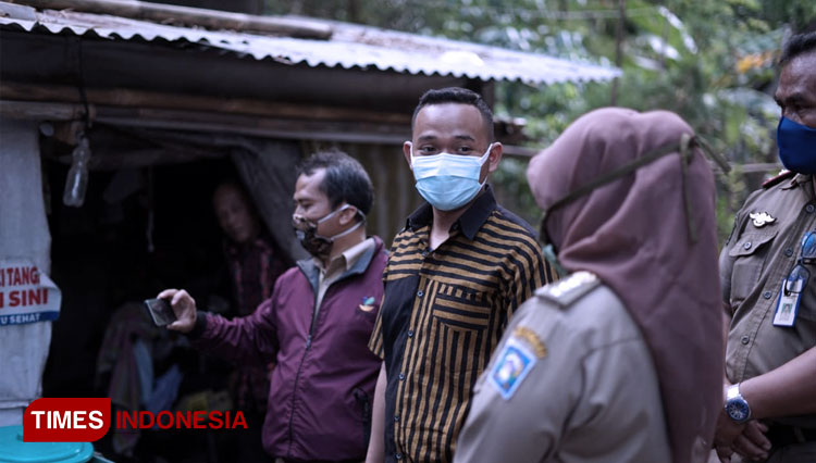 Anggota DPRD Sleman, Raudi Akmal ketika menyambangi kediaman Suhirjo, Selasa (8/9/2020). (FOTO: Fajar Rianto/TIMES Indonesia)