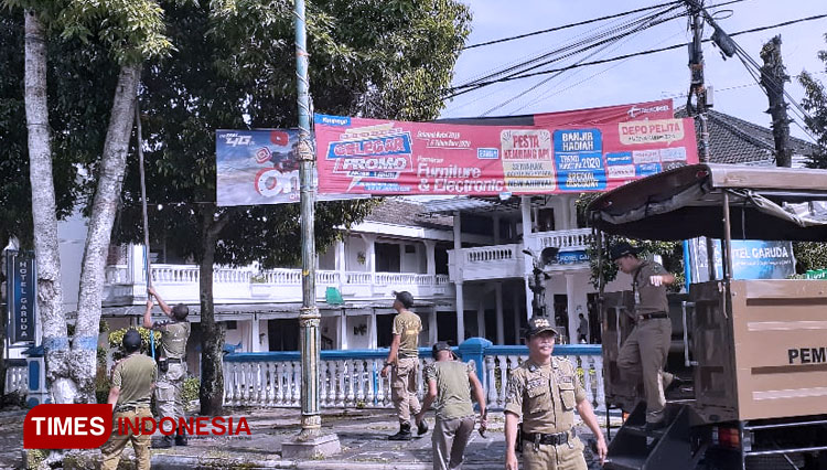 Petuga Satpol PP Banjarnegara lakukan penertiban papan reklame yang tidak berizin. (FOTO: Satpol PP for TIMES Indonesia)