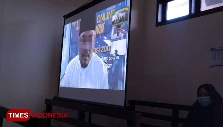 Terdakwa Maftuhin saat disidang secara virtual di PN Gresik (Foto: Akmal/TIMES Indonesia)