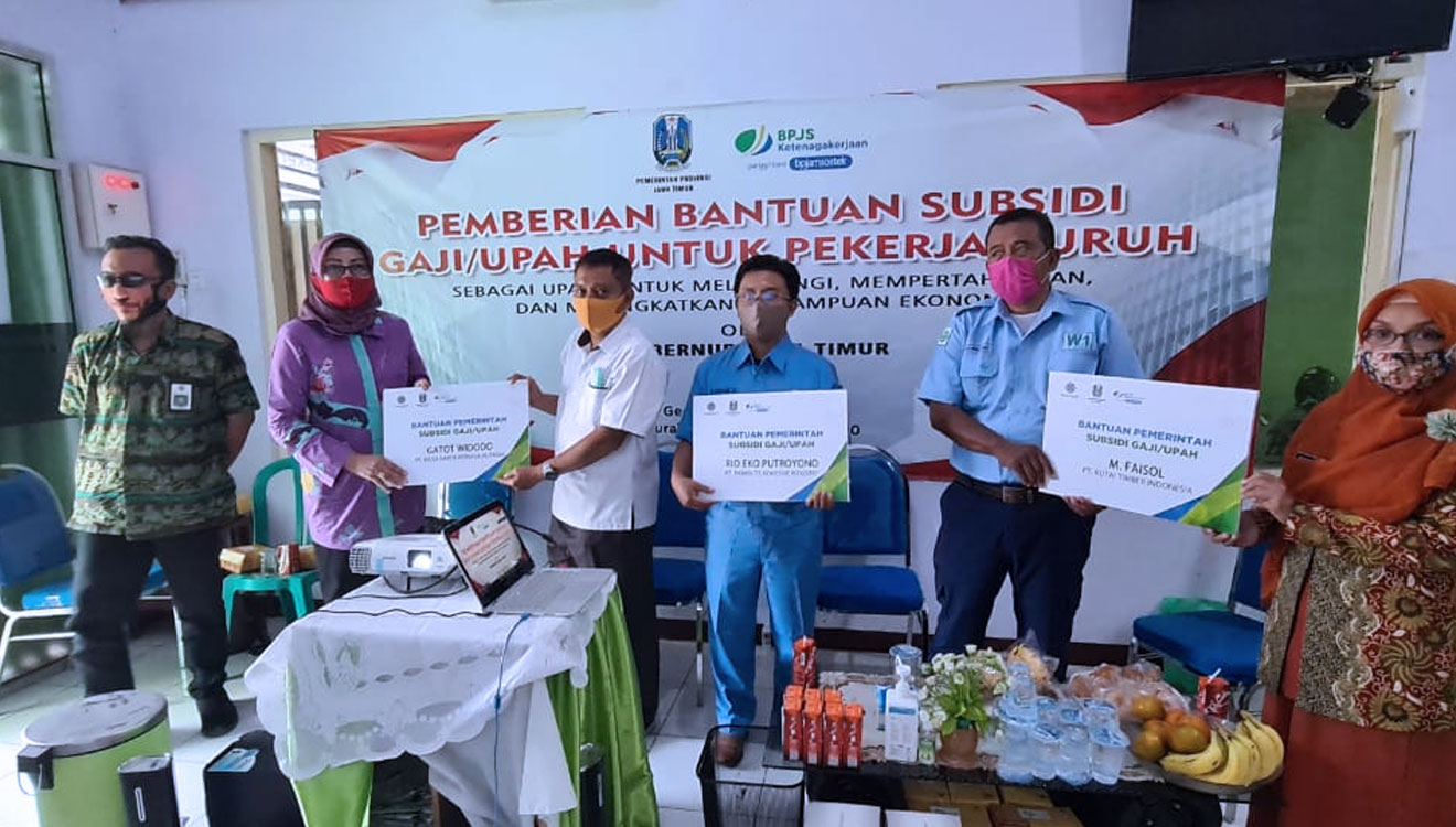 Tiga pekerja di Probolinggo menerima Bantuan Subsidi Upah di kantornya (foto: Arif for TIMES Indonesia)