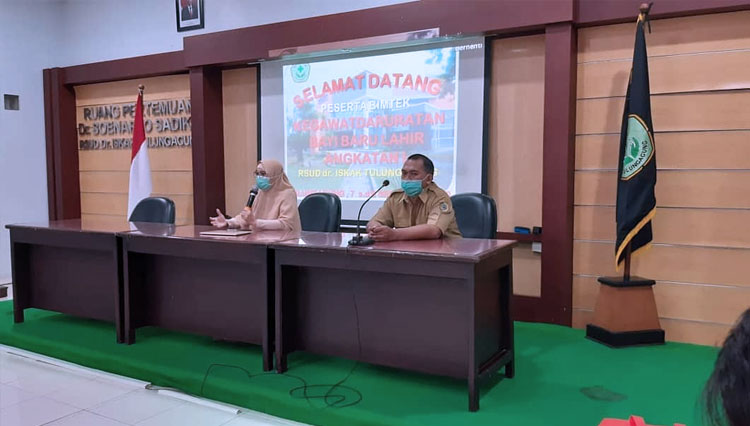 Dr. Zuhrotul Aini, Sp.A sedang memberikan sambutan dalam acara pembukaan Bimbingan Teknis  Kegawatdaruratan Bayi baru lahir tahun 2020 (FOTO: Dokumen Humas RSUD dr.Iskak Tulungagung)