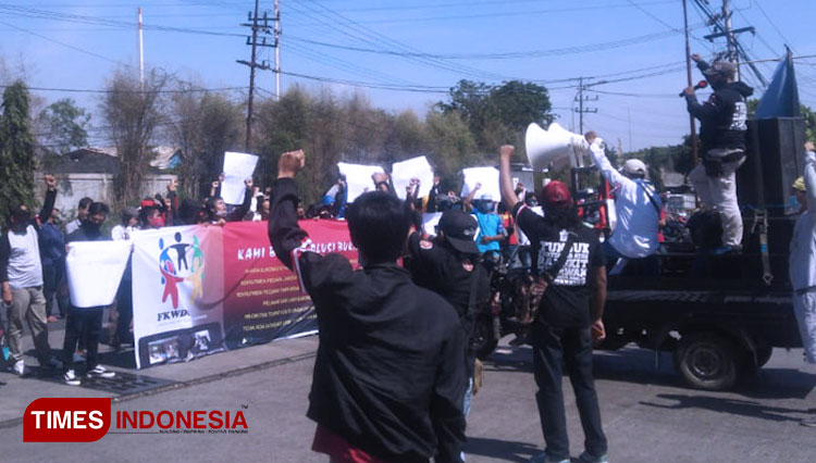 Warga Sukomulyo Gresik Geruduk Pabrik Mie Instan, Ada Apa?