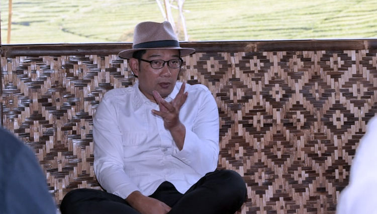 Gubernur Jabar Ridwan Kamil meninjau lahan milik BUMN PTPN VIII di Desa Ciparay, Kec Rancabali, Kab Bandung, Selasa (8/9/2020). (Foto: Humas Jabar for TIMES Indonesia)