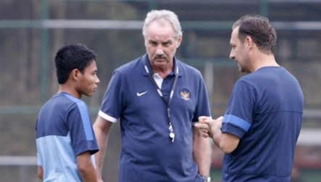 Bomber Persija Jakarta, Evan Dimas Darmono saat berlatih dengan Coach Alfred Riedl (foto: Instagram/Evan Dimas Darmono)