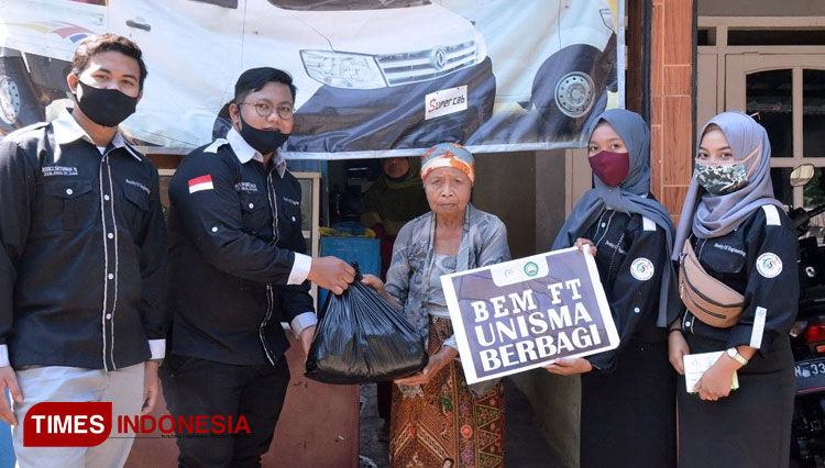 Pembagian sembako secara door to door oleh BEM FT Unisma Malang. (FOTO: AJP TIMES Indonesia)