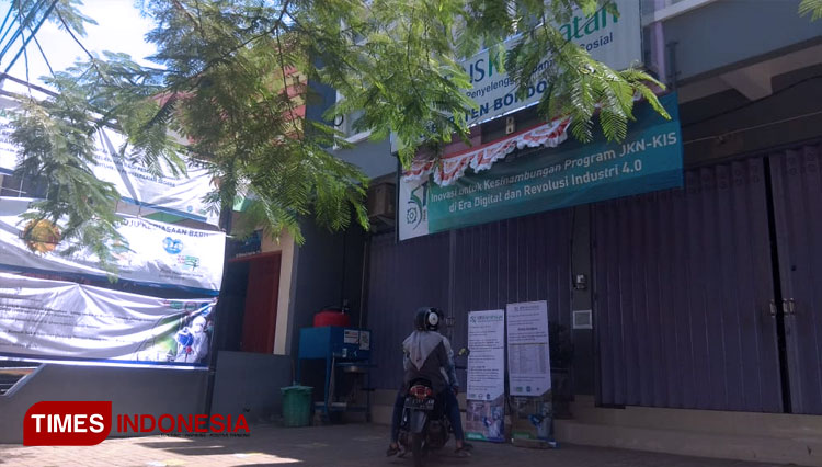 Tampak kantor BPJS Kesehatan Kabupaten Bondowoso di Jalan Mastrip Nangkaan ditutup sementara, karena sejumlah karyawan terpapar Covid-19. (FOTO: Moh Bahri/TIMES Indonesia)