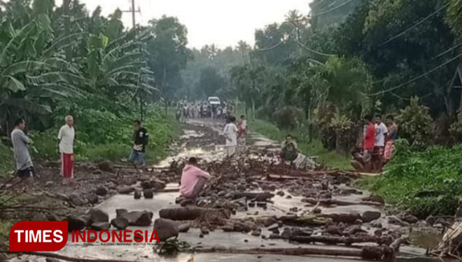 Kondisi jalan tertutup lumpur dan matrial akibat banjir, serta paket bantuan sembako bagi warga. (Foto: BPBD Halut for TIMES Indonesia).