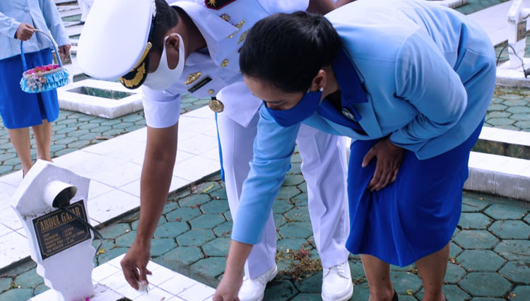 Danlanal Palu Kolonel Laut (P) Rahadian Rahmadi beserta istri menabur bunga pada salah satu makam pahlawan di TMP Tatura. Ziarah ini dalam rangka memperingati HUT TNI AL ke-75. (Foto: Lanal Palu for TIMES Indonesia)