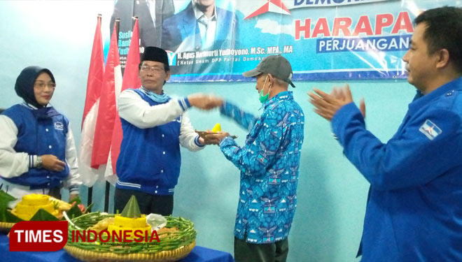 Ketua DPC Partai Demokrat Banjarnegara Hadi Suwarno didampingi Muhammad Rachmanudin memotong tumpeng kemudian diberikan kepada sesepuh partai dan pengurus PAC tertua. (FOTO : Muchlas Hamidi/TIMES Indonesia)