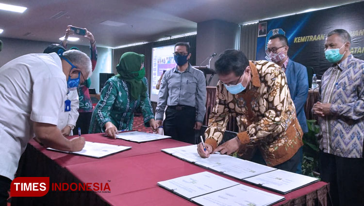 Dinas Sosial Jawa Timur saat melakukan penandatanganan Perjanjian Kerjasama dengan Universitas dan pengusaha, Rabu (9/9/2020). (Foto : Khusnul Hasnana/TIMES Indonesia)