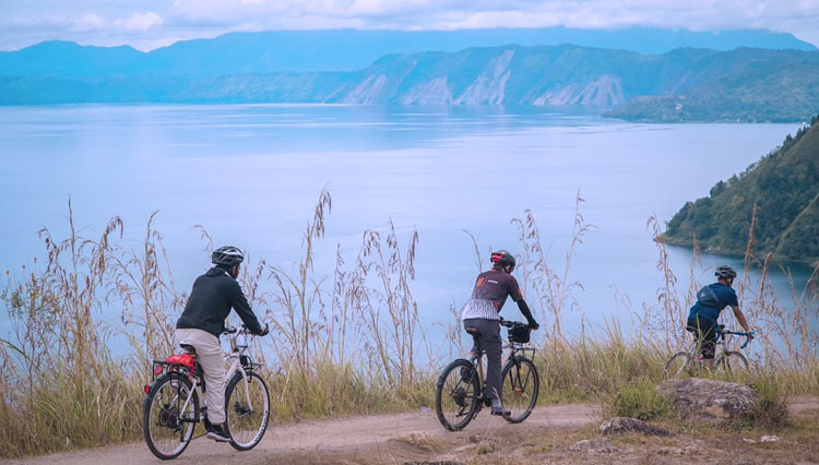 Wisata bersepeda “Geobike Kaldera Toba #6” untuk mempromosikan pariwisata Danau Toba di era normal baru. (foto: Kemenparekraf RI)